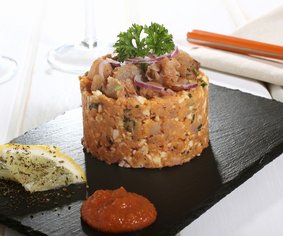 Tatar z wędzonego łososia z kaparami: przepis na Wigilię i nie tylko