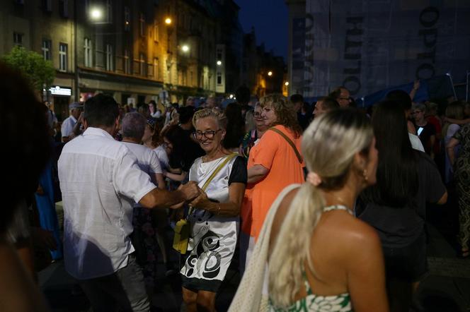 Potańcówka przed Teatrem Śląskim w Katowicach