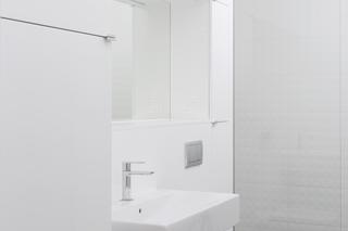 Aranżacja łazienki ze schowaną pralką
