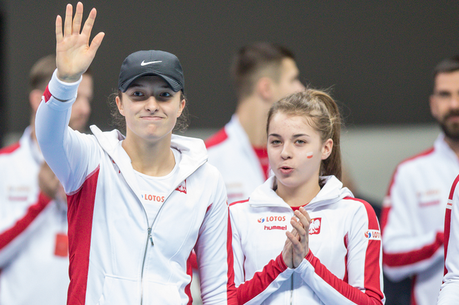 Maja Chwalińska (z prawej) obok Igi Świątek w czasie meczu reprezentacji Polski w Fed Cup