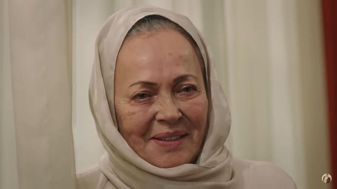 Zeynep przygotowuje się do uroczystości w sukni zaręczynowej Zumrut