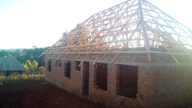 Dach dla sierocińca w Tanzanii