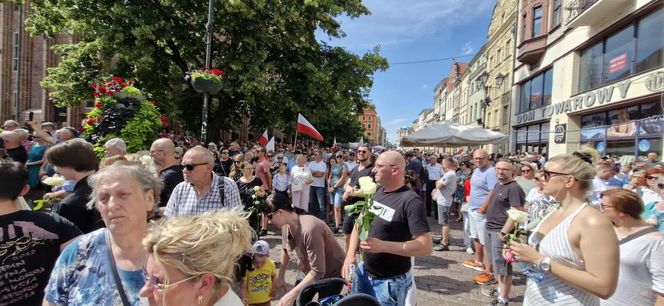 Marsz Milczenia dla Klaudii w Toruniu. „Niech nasza cisza przemówi głośniej niż słowa” [RELACJA NA ŻYWO]