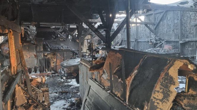 „Nasz majątek poszedł z dymem”. Kolekcja zabytkowych pojazdów spłonęła w kilka chwil