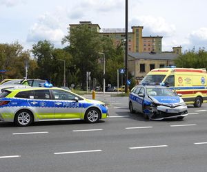   Zderzenie radiowozu z autem na Białołęce. Jeden policjant do szpitala