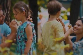 	M jak miłość odc. 1732. Iza (Adriana Kalska), Marcin (Mikołaj Roznerski), Szymek (Staś Szczypiński), Maja (Laura Jankowska) - retrospekcja