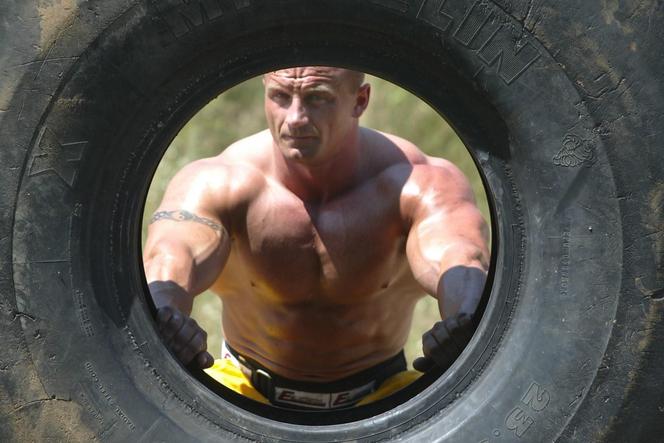 Mariusz Pudzianowski z wielką oponą