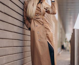 Między latem a jesienią. Idealne stylizacje na przejściową porę