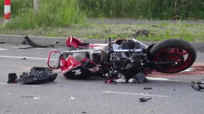Kia roztrzaskała motocykl, kask toczył się po jezdni. Tragiczny wypadek pod Warszawą