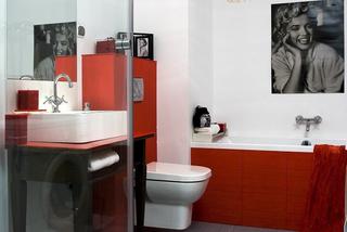 Biała łazienka z czerwonym akcentem