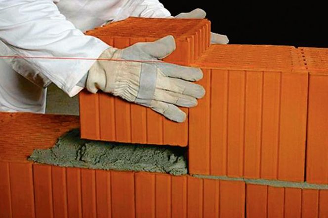 Zaprawy murarskie: murowanie ściany z pustaków ceramicznych