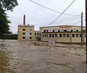 Zagrożenie powodziowe. Głuchołazy. Woda przelała się przez wały. Zalewa miasto