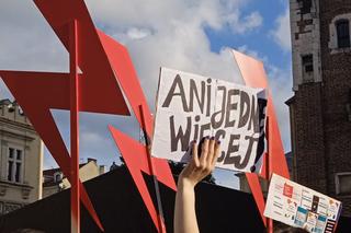 Protest Ani jednej więcej! w Krakowie 14.06.2023. Tłum ludzi solidaryzował się ze zmarłą Dorotą