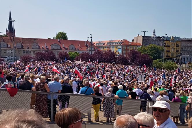 Manifestacja 4 czerwca na placu Solidarności w Szczecinie