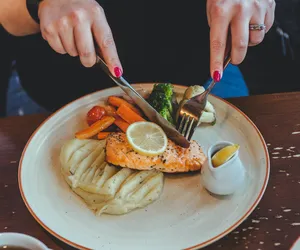 Chronią mózg, wspierają pamięć i procesy myślowe. Dostępne są w rybach i nie tylko