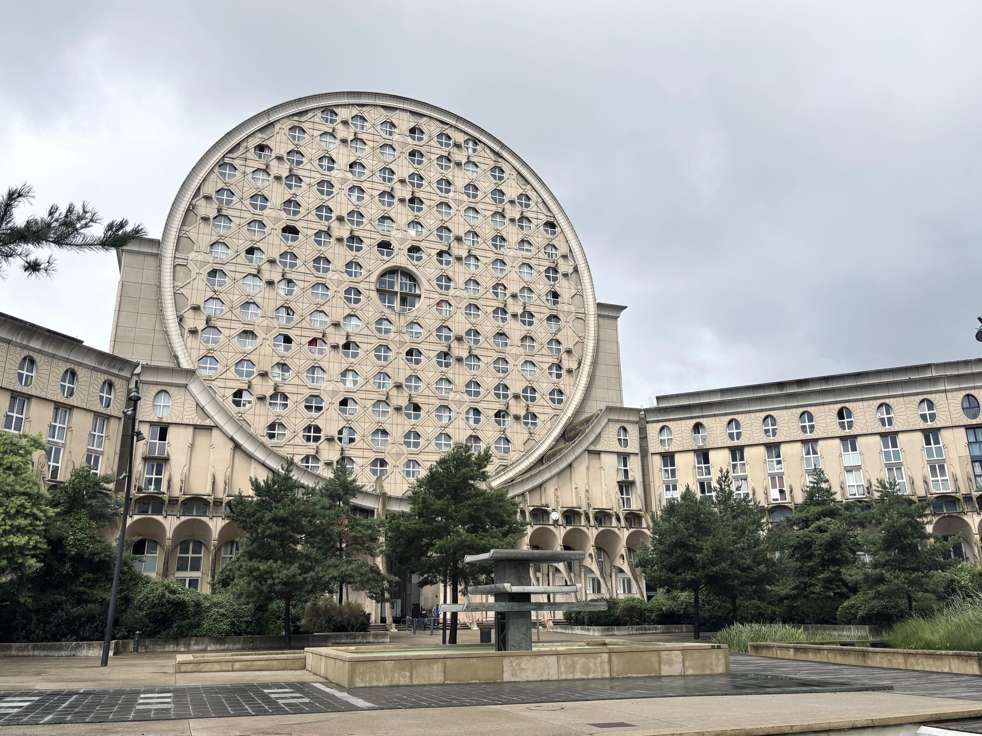 Picasso's Arenas. Budynek mieszkalny położony w Noisy-le-Grand pod Paryżem