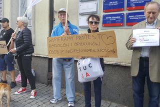 Gdańszczanie solidaryzują się z osobami niepełnosprawnymi oraz ich rodzinami protestującymi w Sejmie. Od wtorku przed biurem PiS na Targu Drzewnym odbywają się demonstracje.