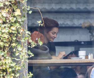 Małgorzata Socha stroi miny przy bajglu