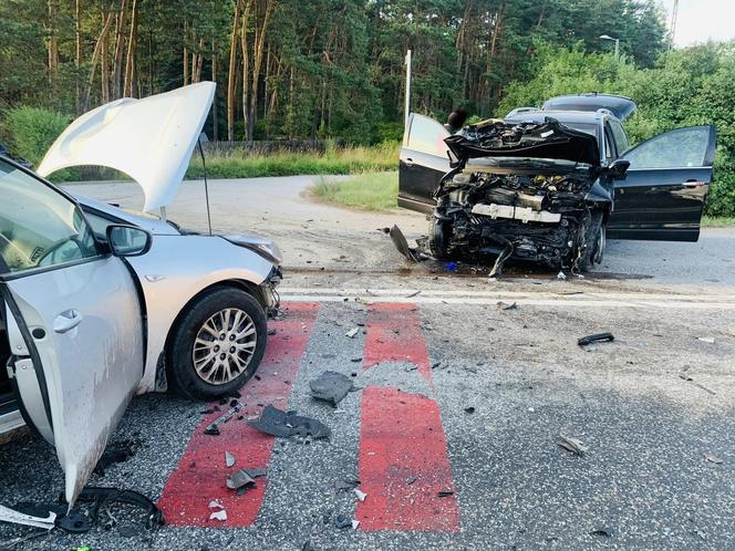 Śmiertelny wypadek w Brzezinach. Zderzenie czterech aut na przejeździe kolejowym