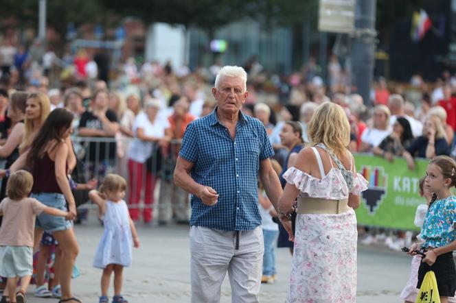 Potańcówki przed Teatrem Śląskim w Katowicach. "Roztańczony Wyspiański" porwał tłumy