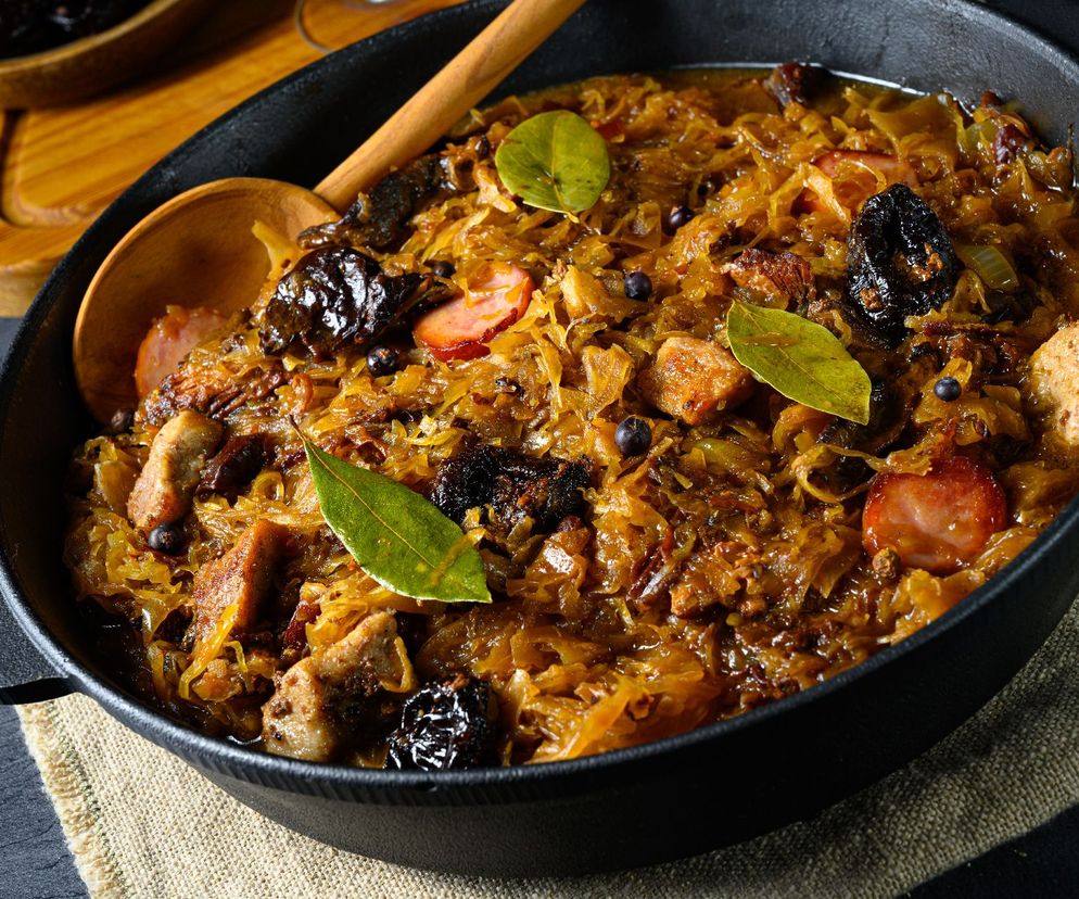 Bigos ze śliwkami: przepis Macieja Kuronia