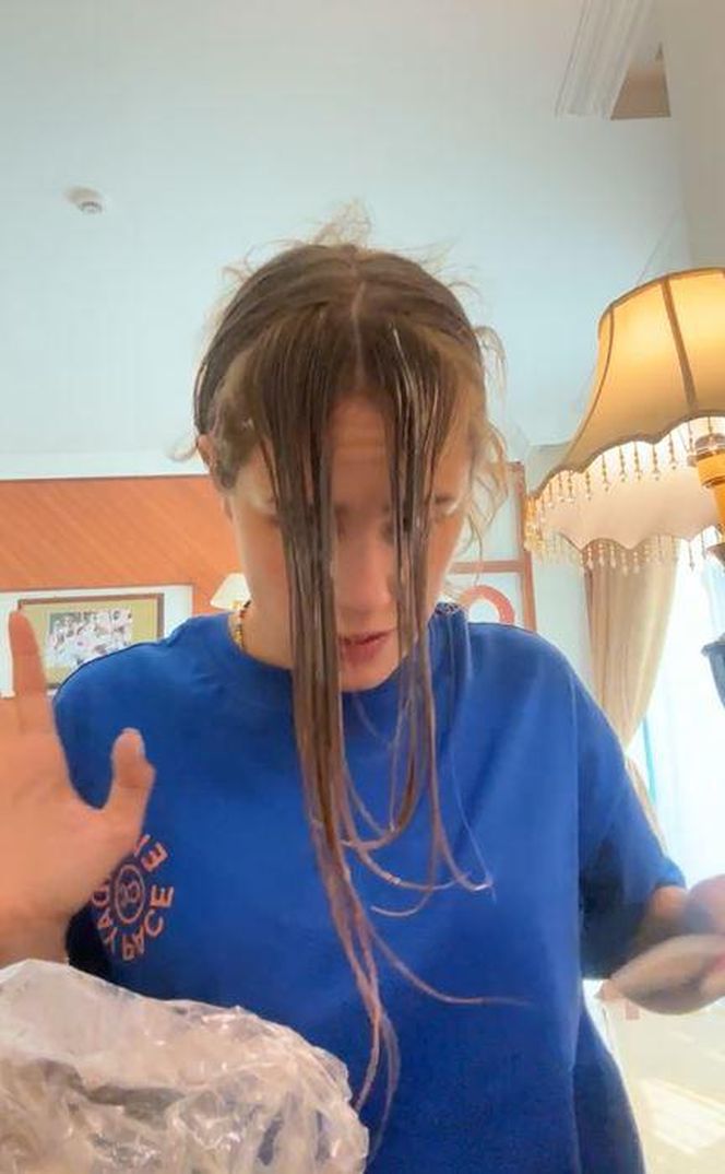 Wiktoria Gąsiewska tonuje włosy