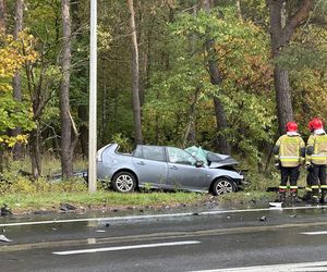 Piotrków Trybunalski. Śmiertelny wypadek kierującej saabem. Zginęła na oczach dzieci [ZDJĘCIA].