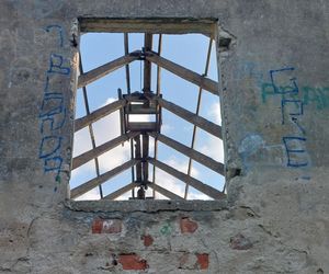 Opuszczona owczarnia w Fordonie. Obcym nie jest łatwo tam trafić. Legendy mówią, że kiedyś rządzili tam sataniści 