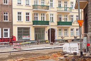 Balkon z widokiem na... słup