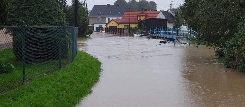 Woda w Morowie - mieszkańcy walczą z powodzią