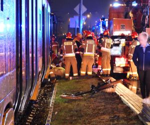 40-letnia rowerzystka wciągnięta pod pędzący tramwaj. „Liczne obrażenia ciała”