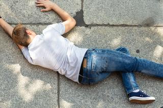Młody mężczyzna leżał na ulicy i nie oddychał. Dramatyczna akcja ratunkowa w Ursusie