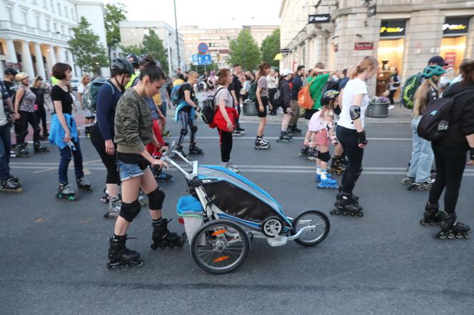 Uczestnicy Warszawa Nightskating 2023