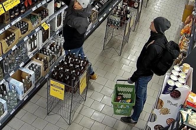 Bielsko-Biała: Policja prowadzi poszukiwania złodziei alkoholu. Mundurowi udostępniają ich wizerunek