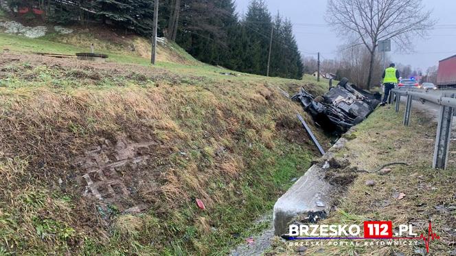 Dachowanie bmw w Tworkowej. Kierowca w stanie ciężkim trafił do szpitala