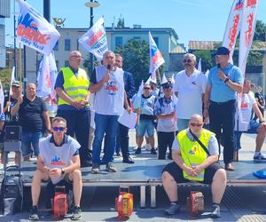 Protest pracowników PKP Cargo we Wrocławiu. Pracę ma stracić prawie 400 osób 