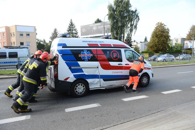 Wypadek karetki na skrzyżowaniu ulic Bukowińskiej i Wilanowskiej