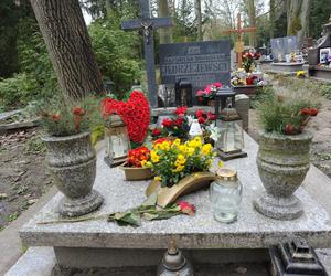  Radosław Majdan na grobie mamy