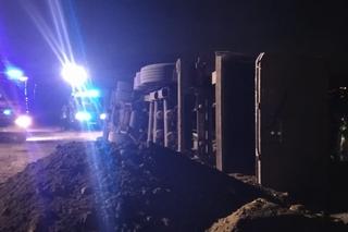 Ciężarówka przewróciła się w Zabrzu podczas rozładunku. Kierowca trafił do szpitala