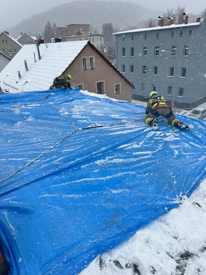 Wichury na Dolnym Śląsku. Silny wiatr zerwał dach z budynku, strażacy interweniowali 200 razy