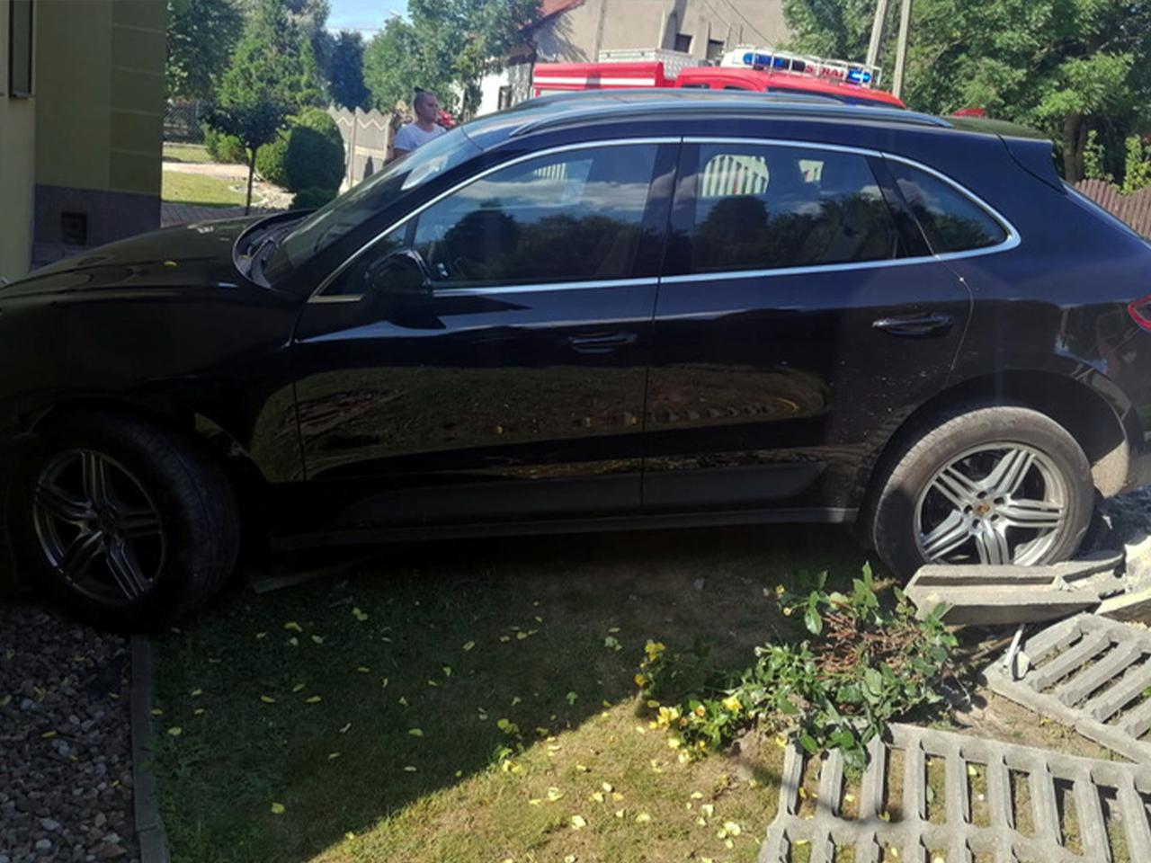 Babcia parkując porsche potrąciła swoją wnuczkę. Dziewczyna śmigłowcem zabrana do szpitala!