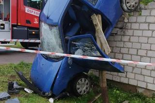 Wypadek w Miłostowie. Auto uderzyło w barierę i budynek
