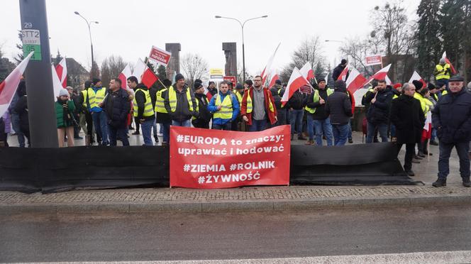 „Zielony Ład=Głód”, „Mleko nie jest z Biedronki”. Te hasła pojawiły się na proteście rolników w Olsztynie