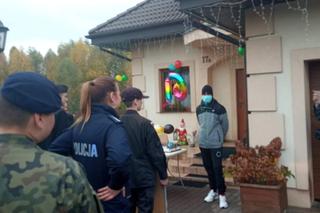 Uczniowie Technikum Mundurowego wspólnie z aleksandrowskimi policjantami odwiedzili ciężko chorego Piotra