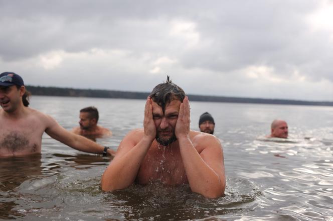 Było gorąco! Lubelskie morsy dały pierwszego w tym roku nura