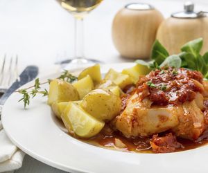 Dorsz duszony w sosie: delikatny i dietetyczny