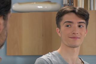 Na Wspólnej odc. 3529: Bogdan (Wojciech Brzeziński), Franek (Nathan Czyżewski) 