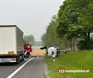 Śmiertelny wypadek w powiecie olkuskim. Droga całkowicie zablokowana