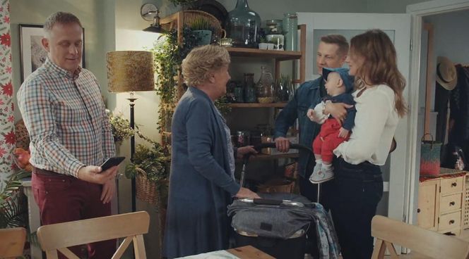 M jak miłość, odc. 1875. Paweł (Rafał Mroczek), Franka (Dominika Kachlik), Antoś (Mark Myronenko), Barbara (Teresa Lipowska), Artur Rogowski (Robert Moskwa)