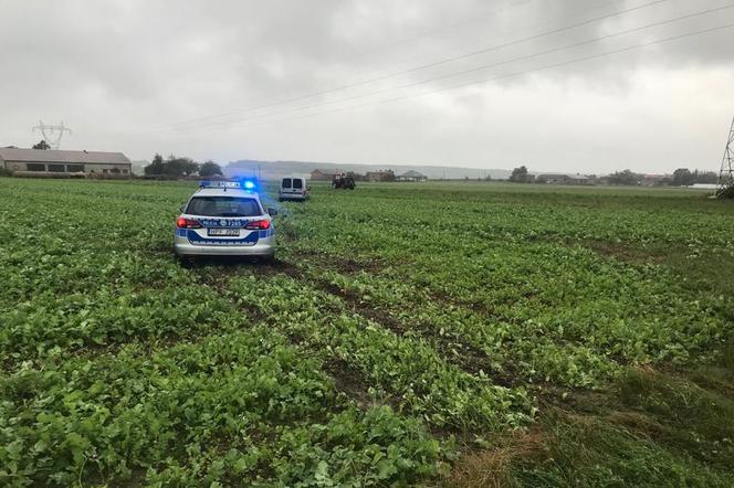 Policyjny pościg w Tuszynie. 35-latek zjechał z drogi prosto w pole